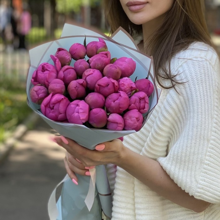 25 малиновых пионов